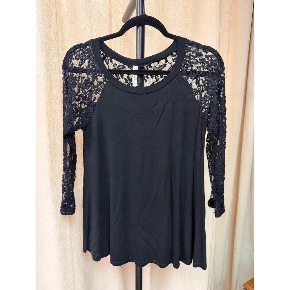 NEW EMERALD COLLECTION women's lace mesh sleeve top in black